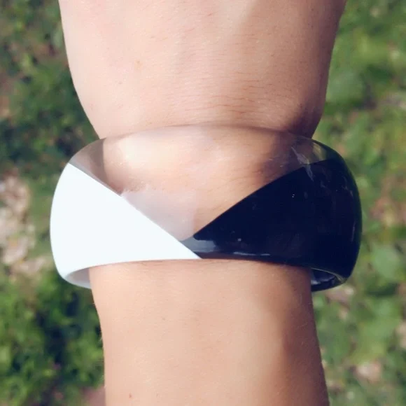 Vintage Black & White Color Block Mod Lucite Bangle - Picture 3 of 7